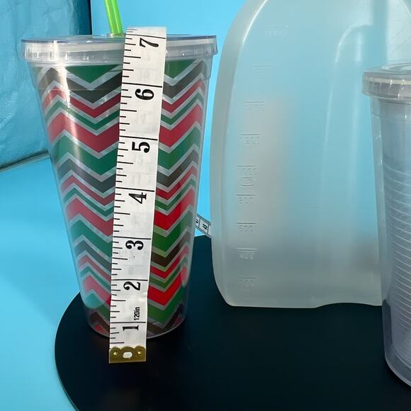 Rubbermaid 2 Quart Servin Saver Pitcher & Two Cups with Straws - Picture 13 of 15